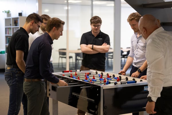 Das Team beim Tischfussball im Büro