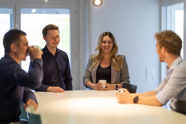 Teammitglieder im Gespräch am Besprechungstisch